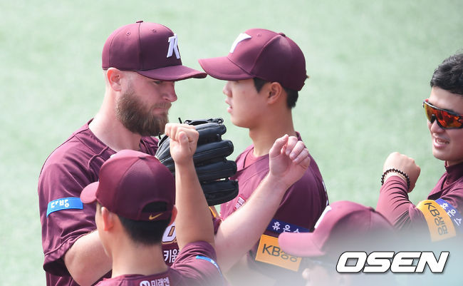 5회말 이닝종료 후 무실점 기록한 키움 선발투수 요키시가 동료들의 축하를 받고 있다./   soul1014@osen.co.kr