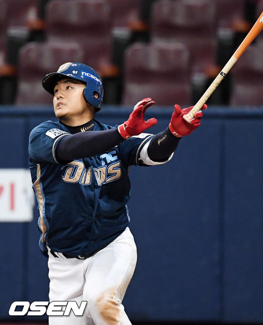 28일 오후 서울 고척스카이돔에서 ‘2019 신한은행 MY CAR KBO리그' 키움 히어로즈와 NC 다이노스의 경기가 열렸다.3회초 2사 주자 만루 NC 강진성이 좌월 만루 홈런을 날리고 있다./rumi@osen.co.kr