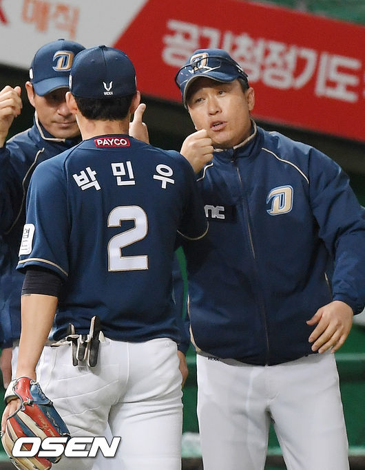 경기를 마치고 NC 이동욱 감독이 박민우와 하이파이브를 하고 있다./ rumi@osen.co.kr