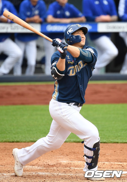 5일 오후 대구 삼성라이온즈파크에서 '2020 신한은행 SOL KBO리그' 개막전 삼성 라이온즈와 NC 다이노스의 경기가 열렸다.4회초 1사 NC 나성범이 솔로 홈런을 때려내고 있다. /youngrae@osen.co.kr