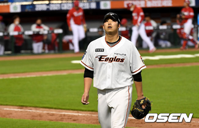 한화 선발 김민우가 더그아웃으로 향하고 있다. / dreamer@osen.co.kr