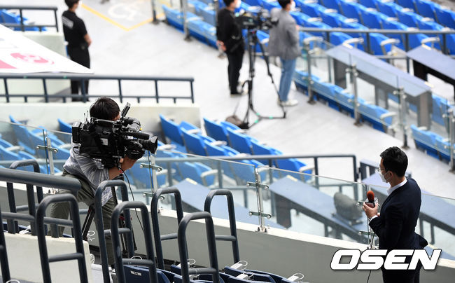 5일 오후 서울 잠실야구장에서 ‘2020 신한은행 SOL KBO 리그’ 두산 베어스와 LG 트윈스의 개막전 경기가 열렸다.KBO 잠실 개막전 경기를 찾은 외신이 취재하고 있다. /sunday@osen.co.kr
