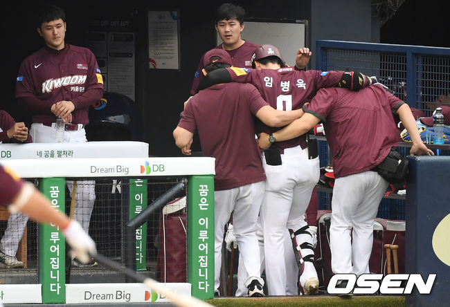 키움 임병욱이 3루수 앞 번트 안타를 때려낸 뒤 고통을 호소해 김규민과 교체되고 있다. /cej@osen.co.kr