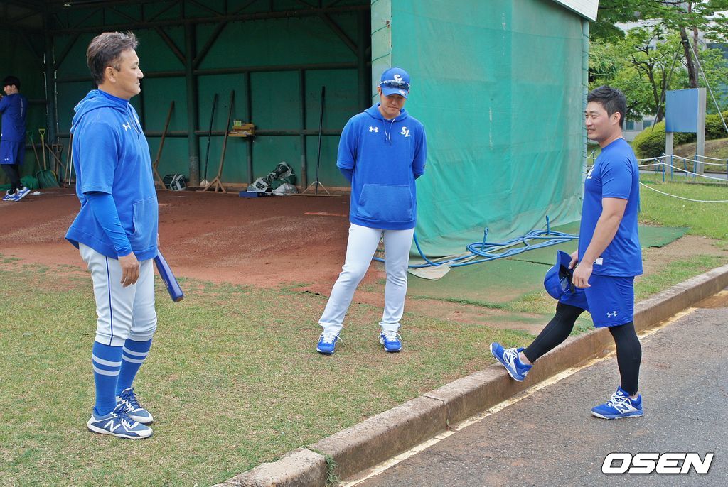 오치아이 에이지 퓨처스 감독과 이야기를 나누는 오승환 /what@osen.co.kr