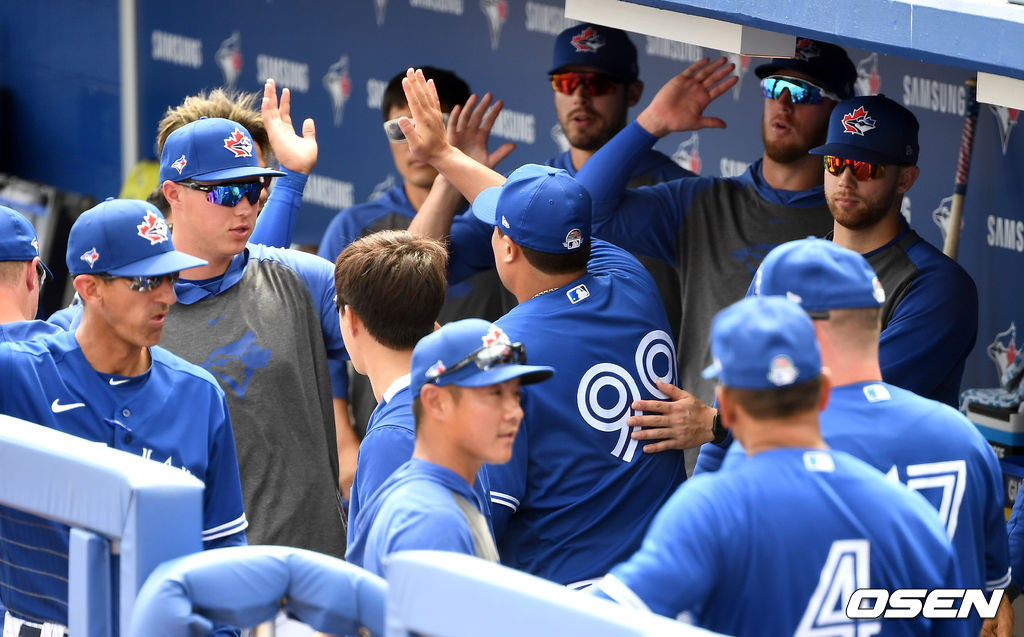 5회초 1사 까지 무실점 투구를 펼친 토론토 류현진이 더그아웃으로 들어와 동료들과  인사를 나누고 있다. / dreamer@osen.co.kr