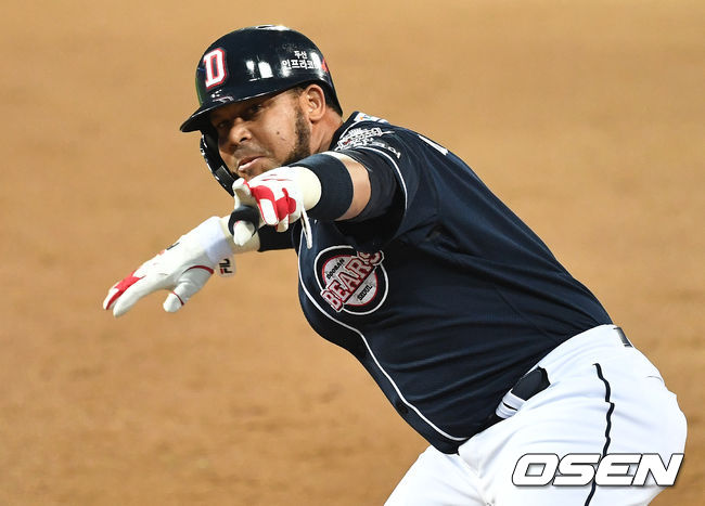 4회초 2사 만루 상황 두산 페르난데스가 달아나는 2타점 적시타를 날리고 1루에 안착해 세리머니를 하고 있다. / dreamer@osen.co.kr