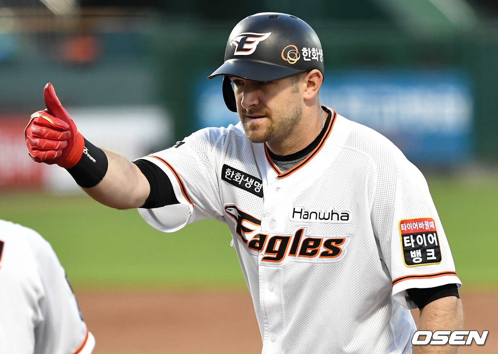 4회말 1사 1루 상황 한화 호잉이 안타를 날리고 1루에 안착해 세리머니를 하고 있다. / dreamer@osen.co.kr