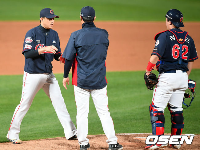 7일 오후 수원 KT위즈파크에서 ‘'2020 신한은행 SOL KBO 리그’ KT 위즈와 롯데 자이언츠의 경기가 열렸다.6회말 무사 2루상황 롯데 오현택이 마운드에 오르고있다./ksl0919@osen.co.kr