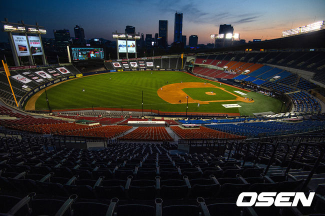 6일 오후 서울 잠실야구장에서 ‘2020 신한은행 SOL KBO리그’ LG 트윈스와 두산 베어스의 경기가 열렸다.양팀 선수들이 경기를 펼치고 있다. /cej@osen.co.kr