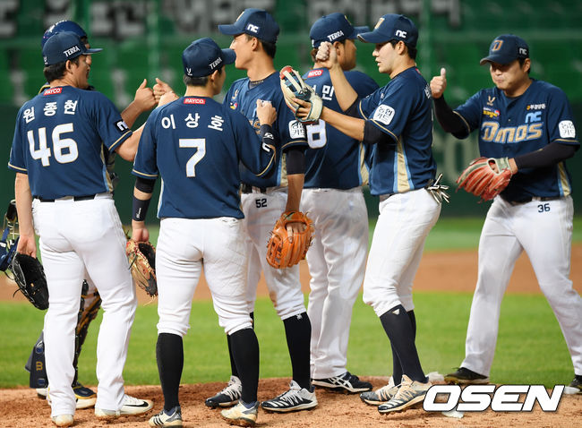 경기를 마치고 결승타의 주인공 NC 박민우가 동료들과 함께 마운드 위에서 하이파이브를 하고 있다. / rumi@osen.co.kr