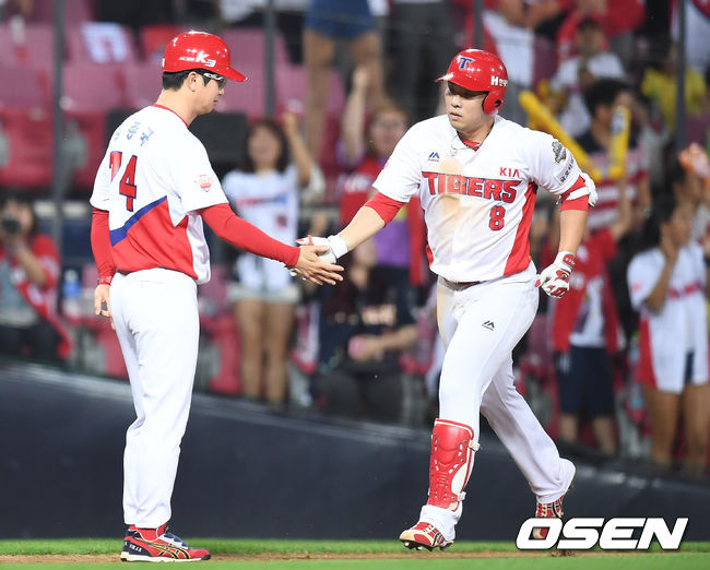 8회말 1사 1,2루 KIA 안치홍이 스리런 홈런을 때린 뒤 베이스를 돌고 있다. / youngrae@osen.co.kr