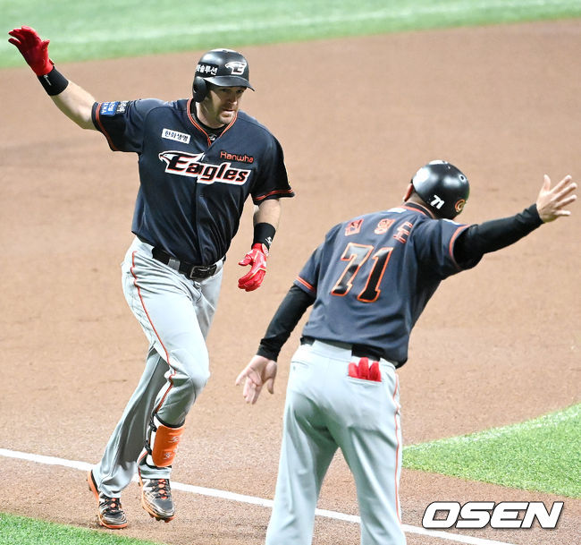1회초 1사 1루에서 한화 호잉이 우월 투런 홈런을 때려낸 뒤 베이스를 돌고 있다. /cej@osen.co.kr