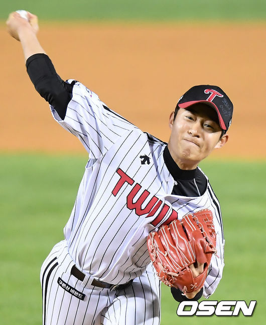 LG가 SK를 꺾고 승률 5할로 올라섰다. SK는 4연패에 빠졌다. LG는 12일 서울 잠실구장에서 열린 2020 KBO리그 SK와의 홈 경기에서 9-5로 승리했다. 선발 차우찬은 6이닝 6피안타 8탈삼진 4실점으로 시즌 2승째를 거뒀다. 테이블 세터로 나선 이천웅이 4안타 4득점, 김현수는 4안타 3타점 1득점으로 맹활약했다. 외국인 타자 라모스가 재역전 결승 투런 홈런을 쏘아올렸다. 9회초 마운드에 오른 LG 이상규가 공을 뿌리고 있다. /cej@osen.co.kr