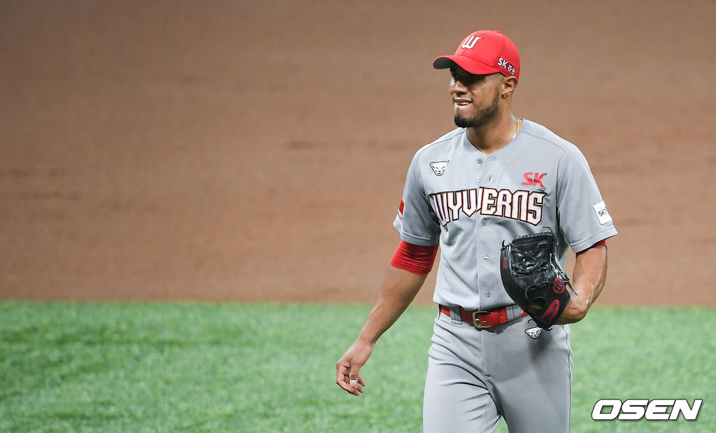 1회말 정현 유격수의 실책때 SK 선발투수 핀토가 아쉬워하고 있다. /   soul1014@osen.co.kr