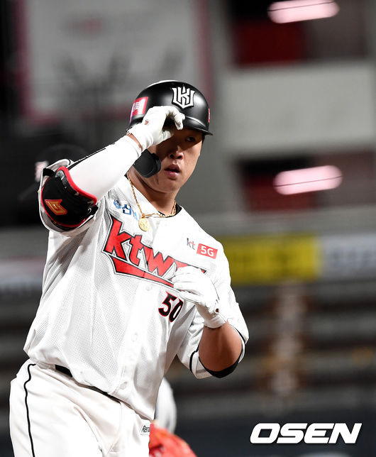 4회말 무사 1루 상황 KT 강백호가 달아나는 중월 투런포를 날리고 그라운드를 돌며 세리머니를 하고 있다. / dreamer@osen.co.kr