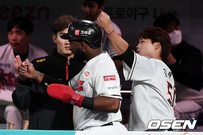 3회말 2사 1, 2루 상황 KT 배정대의 달아나는 1타점 적시타 때 홈을 밟은 KT 로하스가 강백호를 비롯한 동료들의 축하를 받고 있다. / dreamer@osen.co.kr