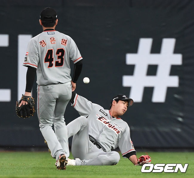 2회말 무사 선두타자로 나선 KT 박경수의 2루타 때 한화 우익수 장진혁이 타구를 향해 몸을 날렸지만 뒤로 빠지고 있다. / dreamer@osen.co.kr