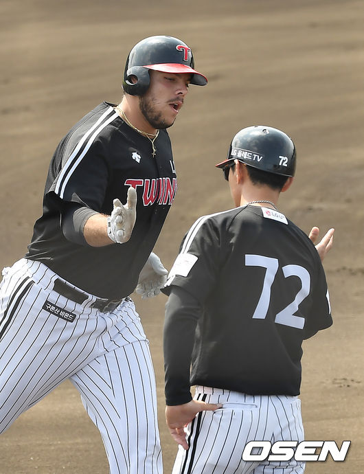 LG 라모스가 삼성 윤성환을 상대로 솔로 홈런을 때린 뒤 베이스를 돌고 있다. /youngrae@osen.co.kr 