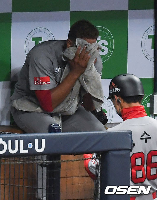 19일 오후 서울 고척스카이돔에서 KBO리그 키움 히어로즈와 SK 와이번스의 경기가 진행됐다.1회말 이닝종료 후 1회 6실점 허용한 SK 선발투수 핀토가 얼굴을 감싸며 아쉬워하고 있다. /   soul1014@osen.co.kr