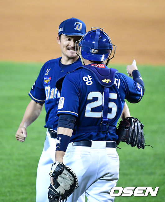 경기를 마치고 NC 원종현과 양의지가 승리를 기뻐하고 있다. /jpnews@osen.co.kr