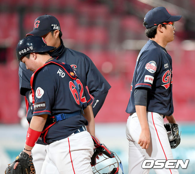 7일 오후 수원 KT위즈파크에서 ‘'2020 신한은행 SOL KBO 리그’ KT 위즈와 롯데 자이언츠의 경기가 열렸다.4회말 2사 1루 상황, 박세웅이 KT 박경수에게 볼넷을 허용하고 정보근, 코치진과 이야기를 나누고 있다./ksl0919@osen.co.kr