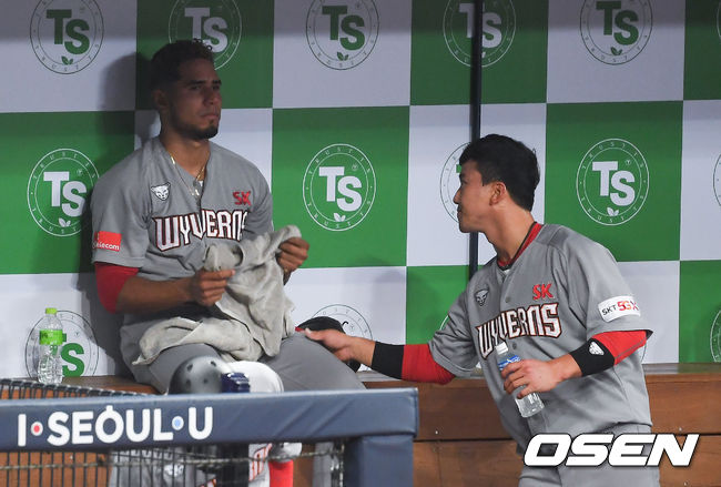 1회말 이닝 종료 후 포구 실책을 범한 정현이 핀토에게 사과를 하고 있다. /   soul1014@osen.co.kr