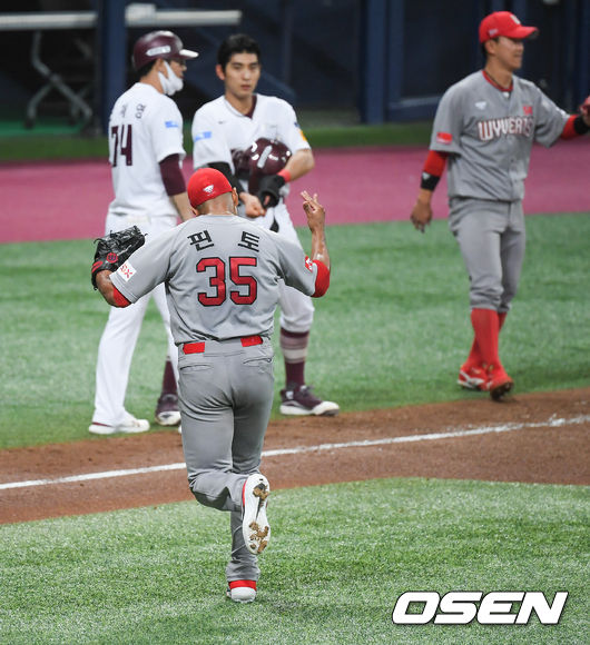 4회말 1사 만루 위기에서 최정의 호수비로 병살로 위기를 넘긴 SK 핀토가 환호하고 있다. /   soul1014@osen.co.kr