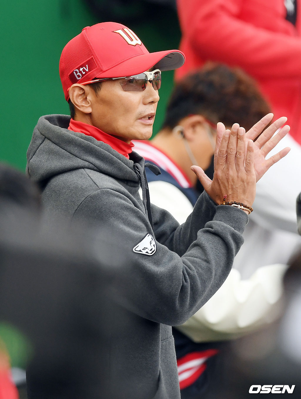 SK 염경엽 감독이 덕아웃에서 박수를 보내고 있다./ rumi@osen.co.kr