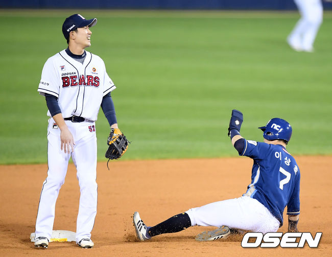 8회초 무사 1루에서 NC 이상호가 권희동의 포수 앞 희생번트 때 2루로 진루하고 있다. 결과는 세이프. /cej@osen.co.kr