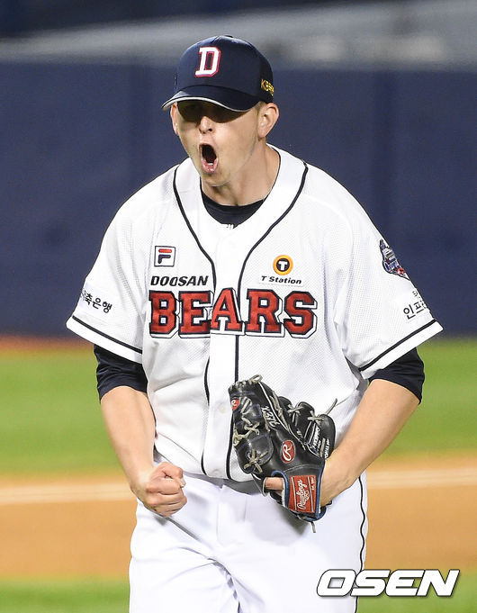 8회초 2사 2루 NC 알테어를 헛스윙 삼진으로 잡으며 위기 넘긴 두산 플렉센이 환호하고 있다. /   soul1014@osen.co.kr