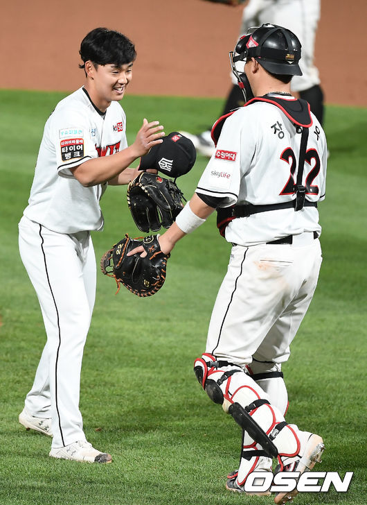 KT는 20일 수원 KT위즈파크에서 열린 ‘2020 신한은행 SOL KBO리그’ 한화 이글스와의 팀 간 2차전에서 8-1로 승리했다. KT는 5연승을 달리며 시즌 6승(7패) 째를 거뒀다. 한화는 2연패에 빠지며 시즌 9패(5승) 째를 당했다. 승리를 거둔 KT 김성훈이 장성우와 기뻐하고 있다. /youngrae@osen.co.kr