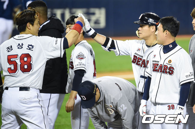 경기종료 후 끝내기 안타를 날린 박세혁이 정상호와 하이파이브를 하고 있다. /   soul1014@osen.co.kr
