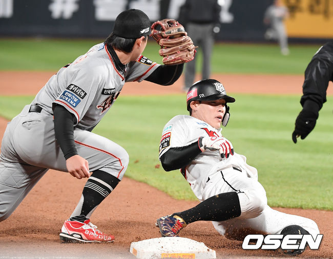 8회말 무사 2루 KT 송민섭이 강백호의 유격수 땅볼때 3루에서 아웃당하고 있다. /youngrae@osen.co.kr