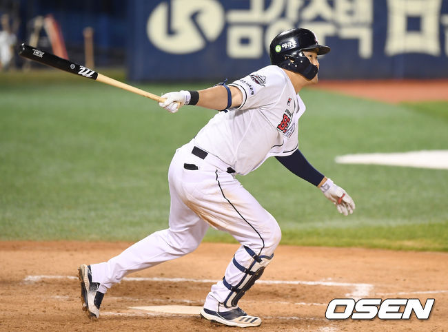 19일 오후 서울 잠실야구장에서 '2020 신한은행 SOL KBO리그' 두산 베어스와 NC 다이노스의 경기가 열렸다.8회말 1사 1,2루 두산 오재일이 적시타를 때려내고 있다. /youngrae@osen.co.kr