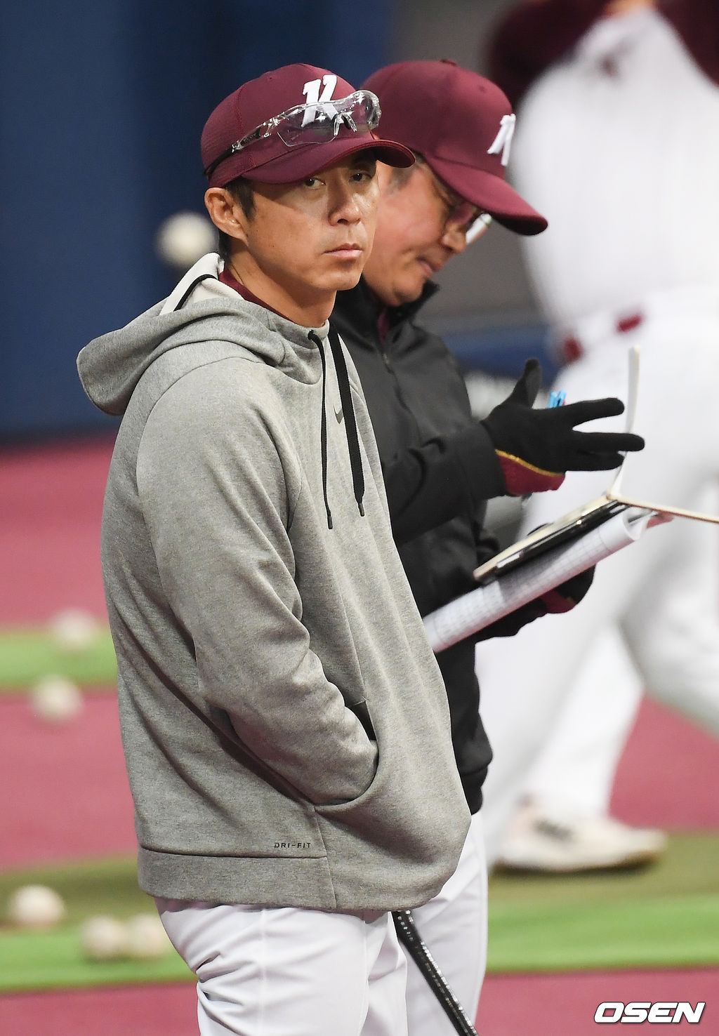 손혁 감독이 선수들의 훈련을 지켜보고 있다. /   soul1014@osen.co.kr