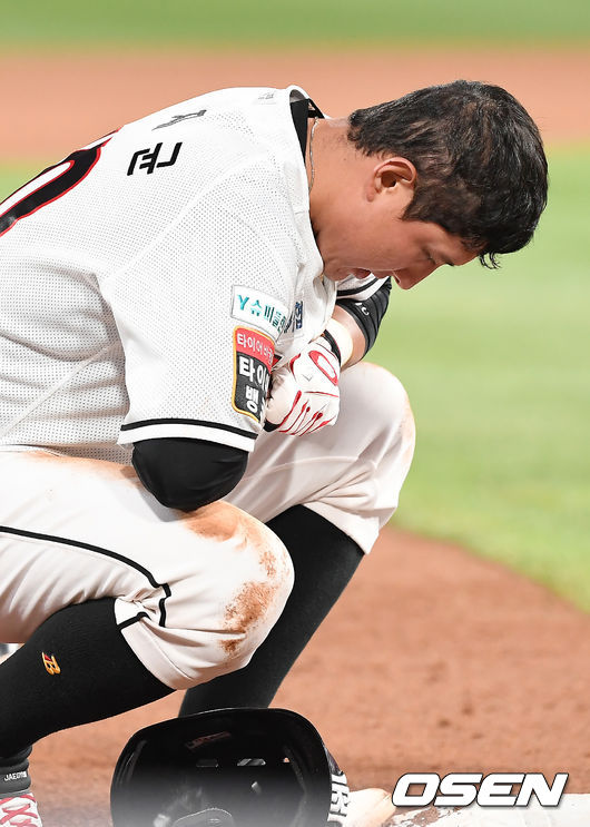 3회말 1사 2루 KT 황재균이 3루 도루를 성공한 뒤 손가락 통증을 호소하고 있다. /youngrae@osen.co.kr