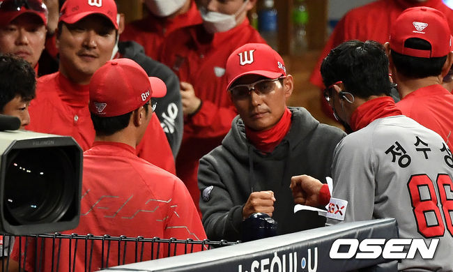 승리를 거둔 SK 염경엽 감독이 코치진과 주먹 하이파이브를 나누고 있다. / dreamer@osen.co.kr