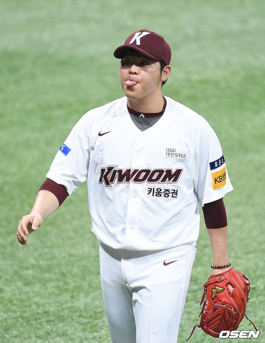 2이닝 4실점 허용한 키움 선발투수 한현희가 2회초 이닝종료 후 아쉬워하며 더그아웃으로 들어가고 있다. /   soul1014@osen.co.kr