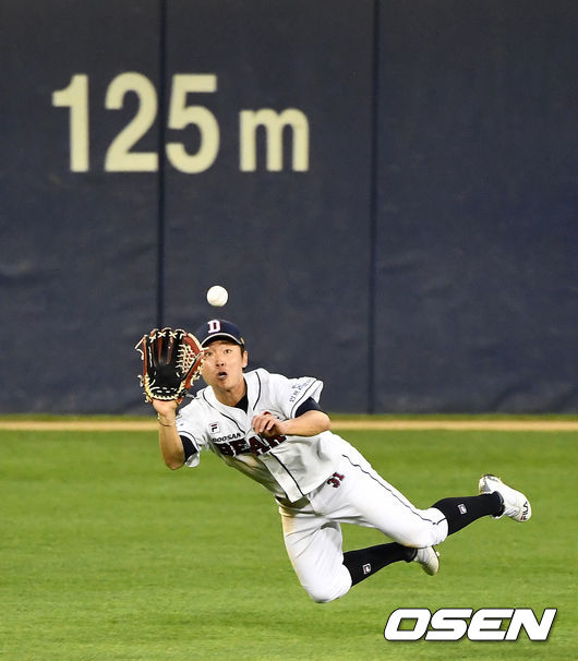 4회초 1사 주자없는 상황 NC 권희동의 타구를 두산 중견수 정수빈이 몸을 날려 잡아내고 있다. / dreamer@osen.co.kr