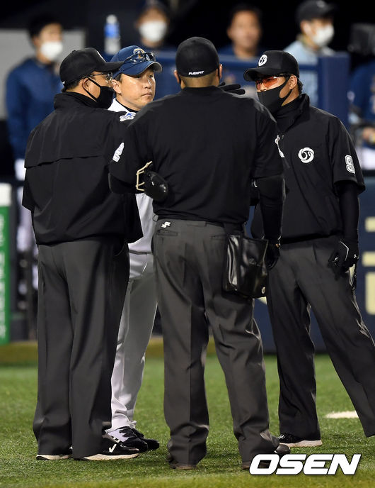 21일 오후 서울 잠실야구장에서 ‘2020 신한은행 SOL KBO리그’ 두산 베어스와 NC 다이노스의 경기가 열렸다. 5회말 2사 1,2루에서 오재원 적시타 때 NC 우익수 권희동의 홈송구 실책으로 인해 페르난데스에게 안전 진루권이 주어지자 NC 이동욱 감독이 심판에게 항의를 하고 있다. /cej@osen.co.kr