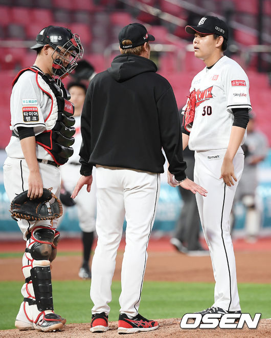 21일 오후 수원 KT위즈파크에서 '2020 신한은행 SOL KBO리그' KT 위즈와 한화 이글스의 경기가 열렸다.3회초 2사 주자 만루 한화 김문호 타석에서 KT 선발 소형준이 박승민 코치와 얘기를 나누고 있다. /rumi@osen.co.kr