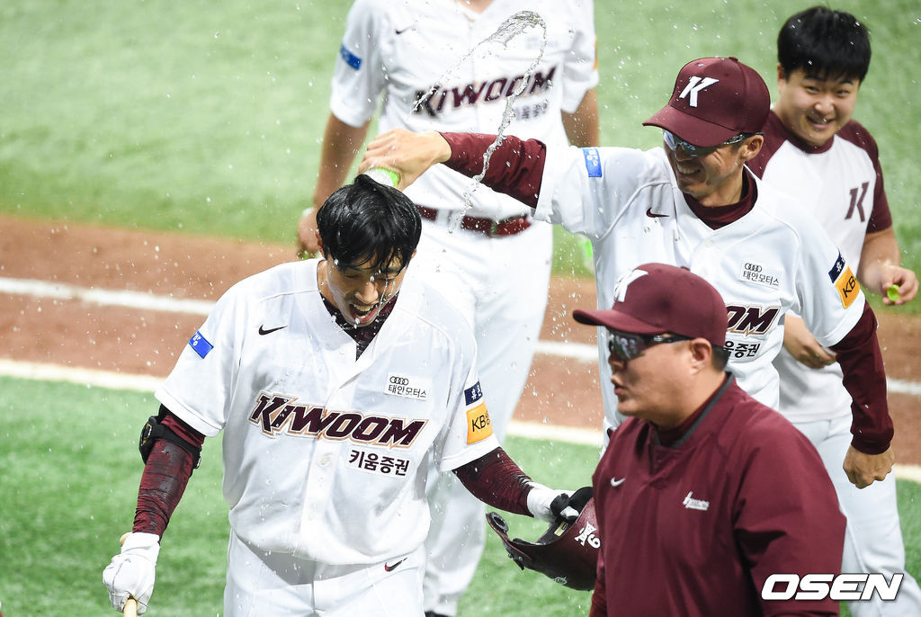 연장10회말 무사 2루 키움 박정음이 끝내기 안타를 날리고 손혁 감독에게 물세례를 받고 있다. /   soul1014@osen.co.kr
