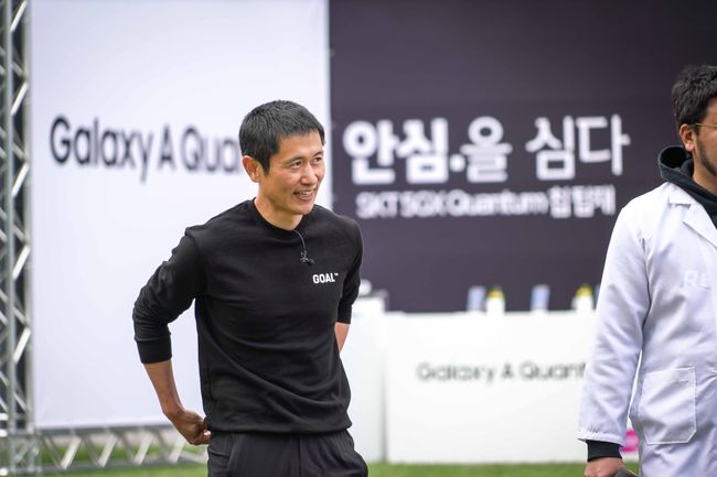 '갤럭시 A 퀀팀'로보키퍼에 나서는 이영표. SK텔레콤 제공.