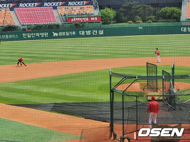 [사진] SK 정현이 22일 경기 전 일찍 나와 수비 훈련을 실시하고 있다. 