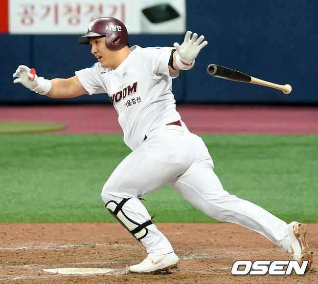 21일 오후 서울 고척동 고척스카이돔에서 '2020 신한은행 SOL KBO리그' 키움 히어로즈와 SK 와이번스의 경기가 열렸다.9회말  2사 2루에서 키움 박동원이 1타점 적시타를 날리고 있다./ksl0919@osen.co.kr