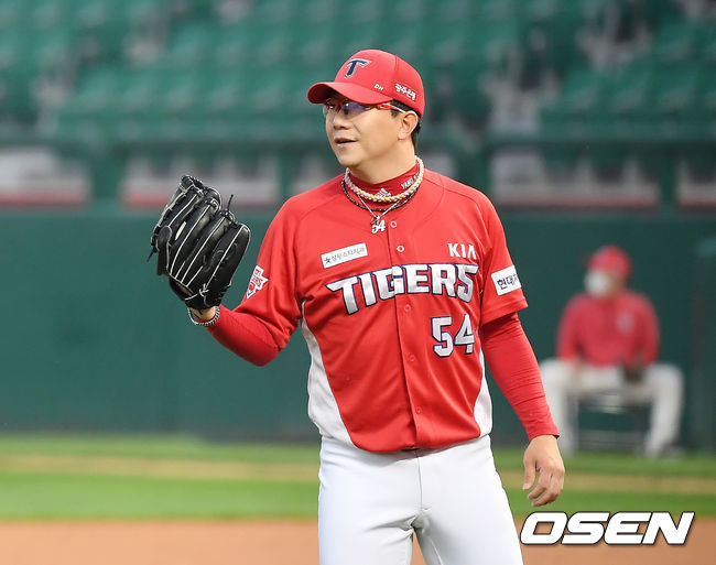 3회말 1사 KIA 양현종이 SK 김강민의 강습 타구를 잡아낸 황윤호와 이야기를 나누고 있다. /youngrae@osen.co.kr