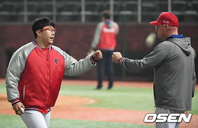 KIA는 22일 인천 SK행복드림구장에서 열린 2020 KBO리그 SK와의 경기에서 2-1로 승리했다. 선발 양현종이 6이닝 4피안타 5탈삼진 1실점으로 시즌 3승째를 거뒀다. 유민상이 1-1 동점인 6회 2사 만루에서 대타로 나와 몸에 맞는 볼로 결승점을 뽑았다. 승리를 거둔 KIA 양현종이 윌리엄스 감독과 주먹을 맞대고 있다. /youngrae@osen.co.kr