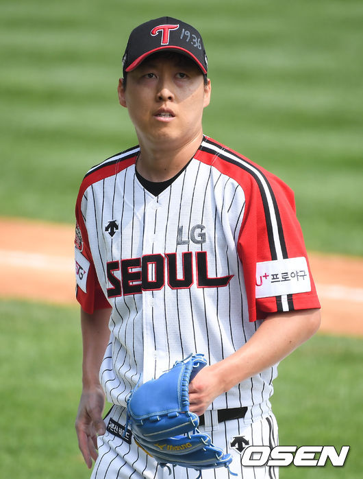 2회초 2실점 허용한 LG 선발투수 차우찬이 이닝종료 후 아쉬워하며 더그아웃으로 들어가고 있다./   soul1014@osen.co.kr