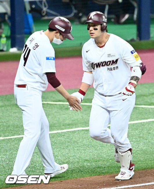 7회말 무사 주자 3루 키움 박병호가 중월 투런홈런을 날린 후 그라운드를 돌고 있다./ rumi@osen.co.kr