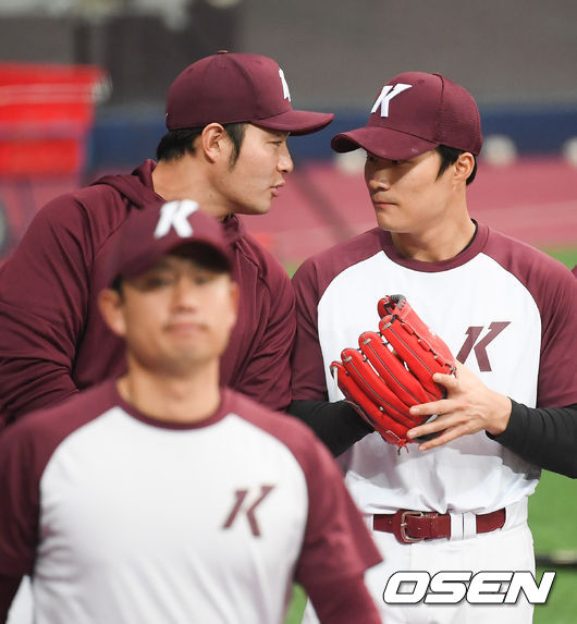 박병호와 김하성이 이야기를 나누고 있다. /   soul1014@osen.co.kr